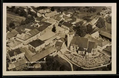 AK Gutau /O.-Ö., Strassenpartie mit Kirche, Fliegeraufnahme