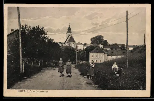 AK Gutau /Oberösterreich, Strassenpartie mit Kirche