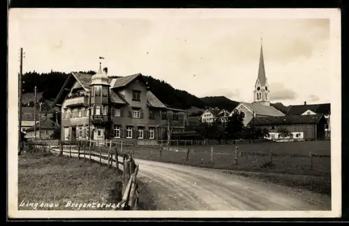 AK Lingenau /Bregenzerwald, Strassenpartie mit Kirche