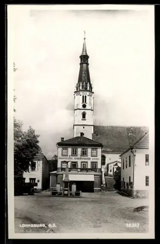 AK Lohnsburg /O.-Ö., Strassenpartie mit Spezerei Karl Reiberstorfer und Kirche
