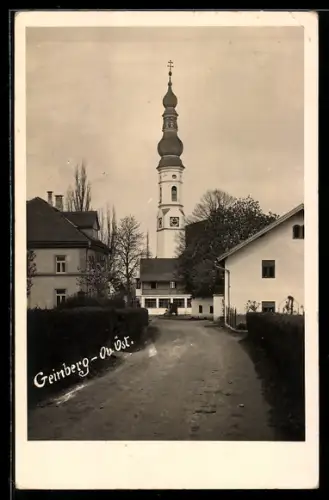 AK Geinberg /Ob.-Öst., Strassenpartie mit Kirche