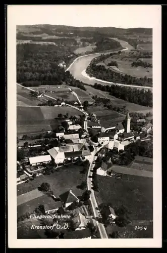 AK Kronstorf /O.-Ö., Strassenpartie mit Kirche, Fliegeraufnahme