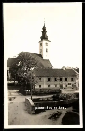 AK Hörsching /Ob.-Öst., Strassenpartie mit Kirche