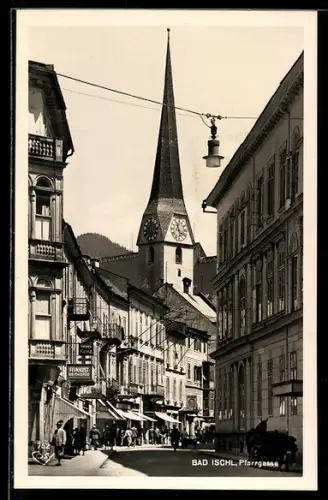AK Bad Ischl, Strasse Pfarrgasse mit Geschäften und Kirchturm