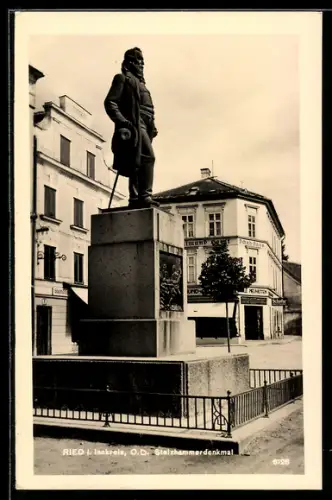 AK Ried i. Innkreis, Stelzhammerdenkmal vor Schuhgeschäft