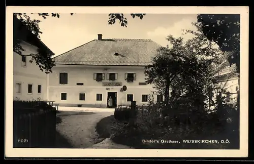 AK Weisskirchen /O.Ö., Binder`s Gasthaus mit Grünanlagen