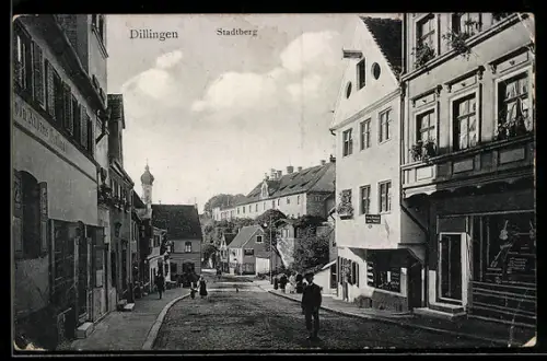 AK Dillingen, Strasse am Stadtberg mit Kirchturm in der Ferne