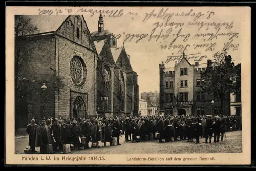 AK Minden i. W., Landstrum-Bataillon auf dem grossen Domhof im Kriegsjahr 1914-15