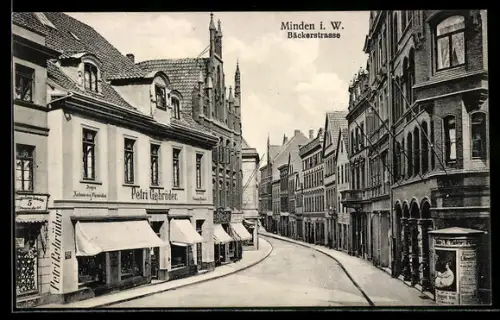 AK Minden i. W., Bäckerstrasse mit Geschäft der Gebrüder Petri und Litfasssäule