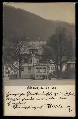 Foto-AK Bad Urach, Ortspartie mit Villa und Brunnen