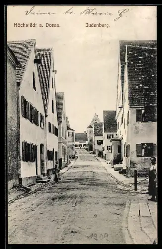 AK Höchstädt a. Donau, Judenberg, Strassenpartie mit Wohnhäusern