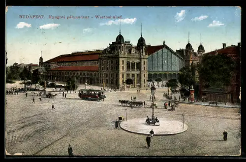 AK Budapest, Nyugoti pályaudvar, Westbahnhof mit Strassenbahn und Kutschen davor, Rondell mit Laterne in der Mitte