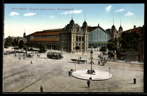 AK Budapest, Nyugoti pályaudvar, Westbahnhof mit Strassenbahn und Kutschen davor, Rondell mit Laterne in der Mitte