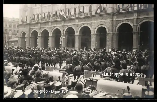 AK Torino, Esposizione 1911, La truppa in attesa, Ausstellung