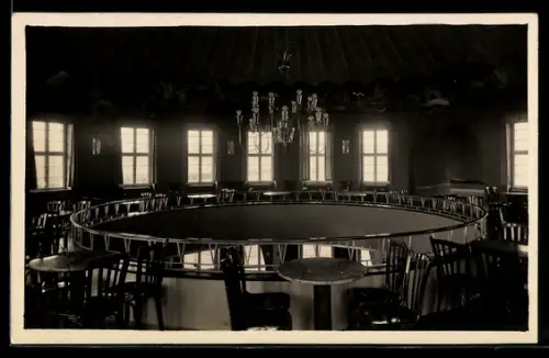 AK Kaiserslautern, Ausstellungs-Haupt-Restaurant, Inh. Rudolf Höpfl, Innenansicht mit Kronleuchter