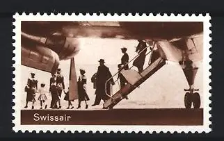 Reklamemarke Swissair, Flugreisende auf Flugzeugtreppe eines Flugzeug's