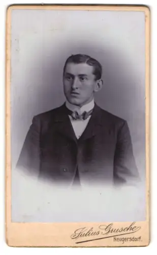 Fotografie Julius Grusche, Neugersdorf i. S., Junger Mann im Anzug mit Fliege