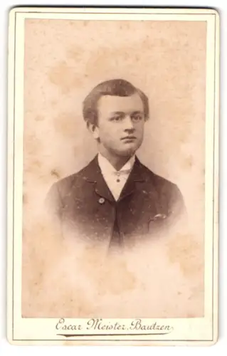 Fotografie Oscar Meister, Bautzen, Junger Mann mit Seitenscheitel im Anzug