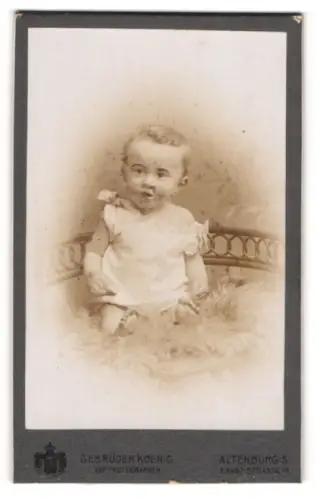Fotografie Gebrüder König, Altenburg i/S, Portrait Säugling in Leibchen