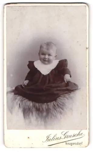 Fotografie Julius Grusche, Neugersdorf, Portrait Säugling in Kleid