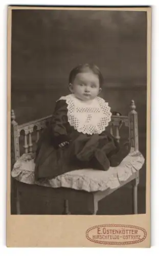 Fotografie E. Ostenkötter, Hirschfelde-Ostritz, Portrait Kleinkind in Kleid