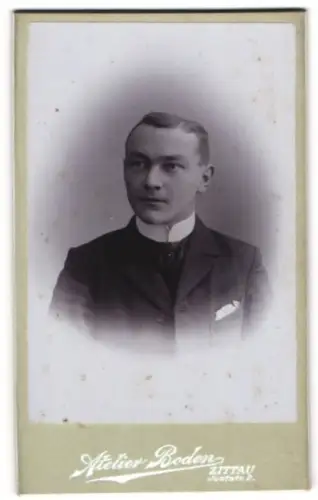 Fotografie Atelier Boden, Zittau, Junger Herr mit Seitenscheitel trägt ein Hemd mit hohem Kragen und ein Einstecktuch