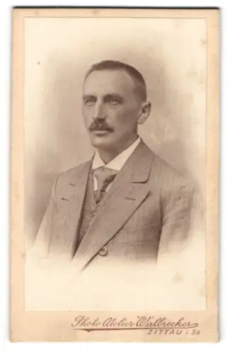 Fotografie Photo Atelier Walbracker, Zittau, Herr trägt eine Jacke mit Nadelstreifen und eine stark gemusterte Weste
