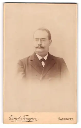 Fotografie Ernst Tremper, Hannover, Älterer Herr mit Schnauzbart trägt Bügellose Brille mit Band