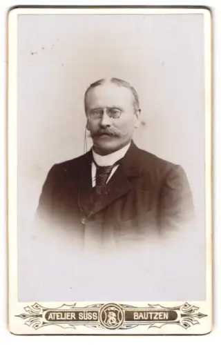 Fotografie Atelier Süss, Bautzen, Portrait Herr mit Schnauzbart und Zwicker