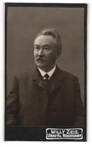Fotografie Willy Zeiz, Löbau i/Sa, Portrait betagter Herr mit Oberlippenbart