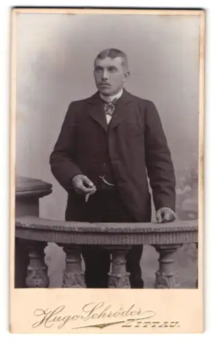 Fotografie Hugo Schröder, Zittau, Portrait Mann in Anzug mit Zigarre