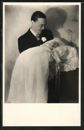 AK Prinz Bernhard von den Niederlanden mit der neugeborenen Prinzessin Beatrix