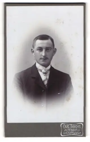Fotografie Carl Böhme, Altenburg, Portrait junger Herr in Anzug mit Krawatte