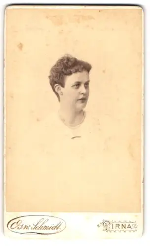 Fotografie Osw. Schmidt, Pirna, Dame trägt eine mehrreihige Perlenkette