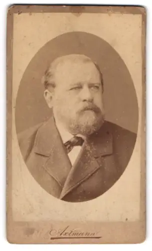 Fotografie C. Axtmann, Reichenbach i / V., Portrait stattlicher Herr im Anzug mit Fliege und Vollbart