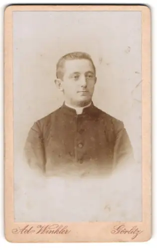 Fotografie Ad. Winkler, Görlitz, Portrait junger Mann in modischer Kleidung mit Bürstenschnitt