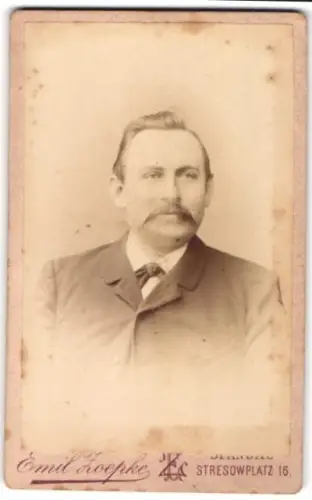Fotografie Emil Zoepke, Berlin-Spandau, Portrait stattlicher Herr mit Fliege und Schnauzbart