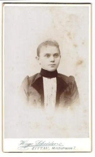 Fotografie Hugo Schröder, Zittau, Portrait junge Dame mit zurückgebundenem Haar