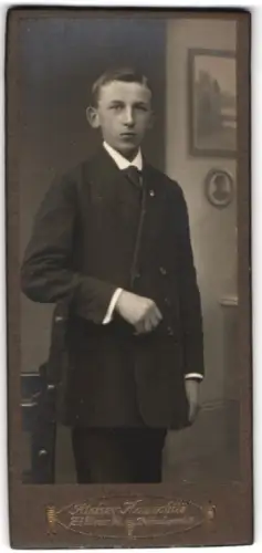 Fotografie Atelier Hauschild, Zittau i. S., Portrait niedlicher Bube im eleganten Anzug