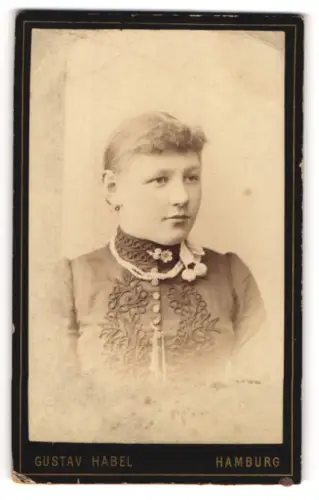 Fotografie Gustav Habel, Hamburg, Portrait junge Dame mit zurückgebundenem Haar
