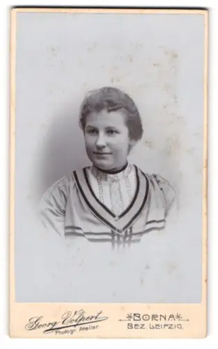 Fotografie Georg Volpert, Borna, Portrait junge Dame in modischer Kleidung