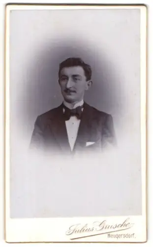 Fotografie Julius Grusche, Neugersdorf i / Sachs., Portrait junger Herr im Anzug mit Fliege und Schnurrbart