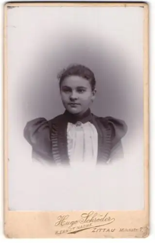 Fotografie Hugo Schröder, Zittau, Portrait junge Dame mit zurückgebundenem Haar