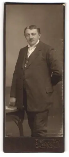 Fotografie Rich. Huth, Bautzen, Portrait stattlicher Herr im Anzug mit Krawatte