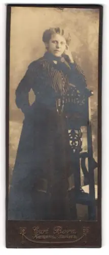 Fotografie Curt Born, Kamenz i / Sachsen, Portrait junge Dame in modischer Kleidung an Stuhl gelehnt