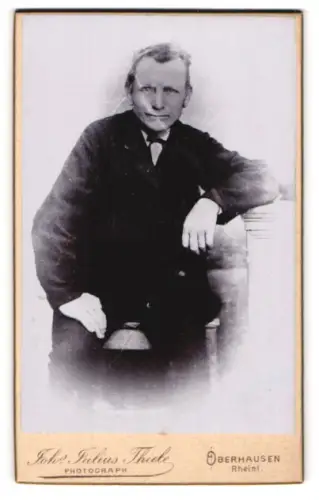 Fotografie Johs. Julius Thiele, Oberhausen / Rheinl., Portrait älterer Herr im Anzug mit Fliege