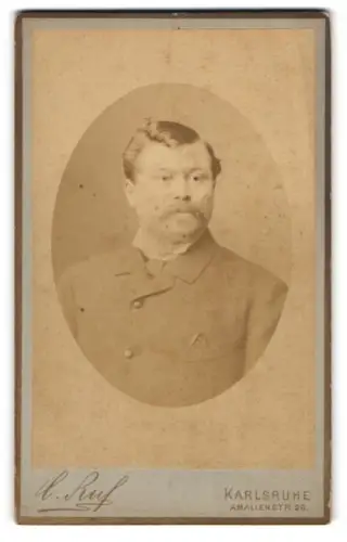 Fotografie Carl Ruf, Karlsruhe, Brustportrait stattlicher Herr in modischer Kleidung mit Schnurrbart