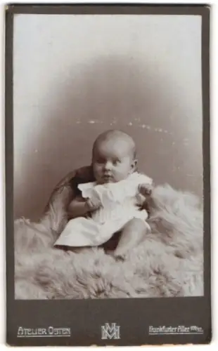 Fotografie F. W. Reng, Neuötting / Obb., Portrait bürgerliche Dame mit Blumen am Tisch sitzend