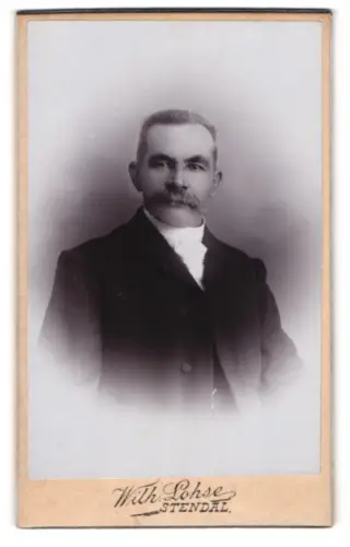 Fotografie Wilh. Lohse, Stendal, Portrait betagter eleganter Herr mit Schnauzbart