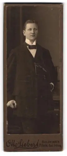 Fotografie Otto Liebert, Holzminden, Portrait junger Herr in eleganter Kleidung mit Fliege